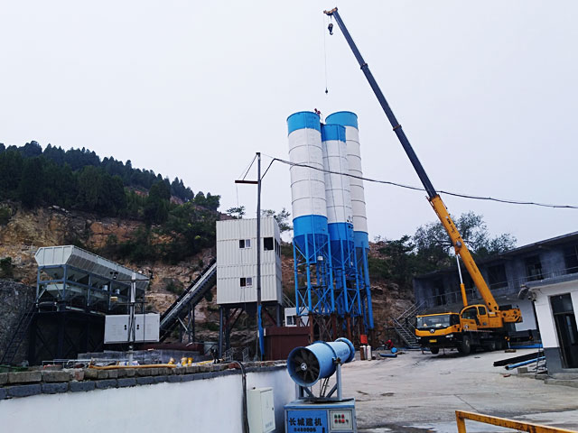 HZS120集裝箱式(shi)混凝土攪拌(bàn)站