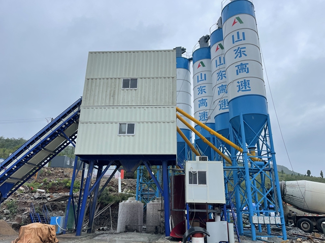 商品(pin)混凝土(tu)攪拌站(zhàn)設備的(de)安全防(fang)範有哪(na)些？